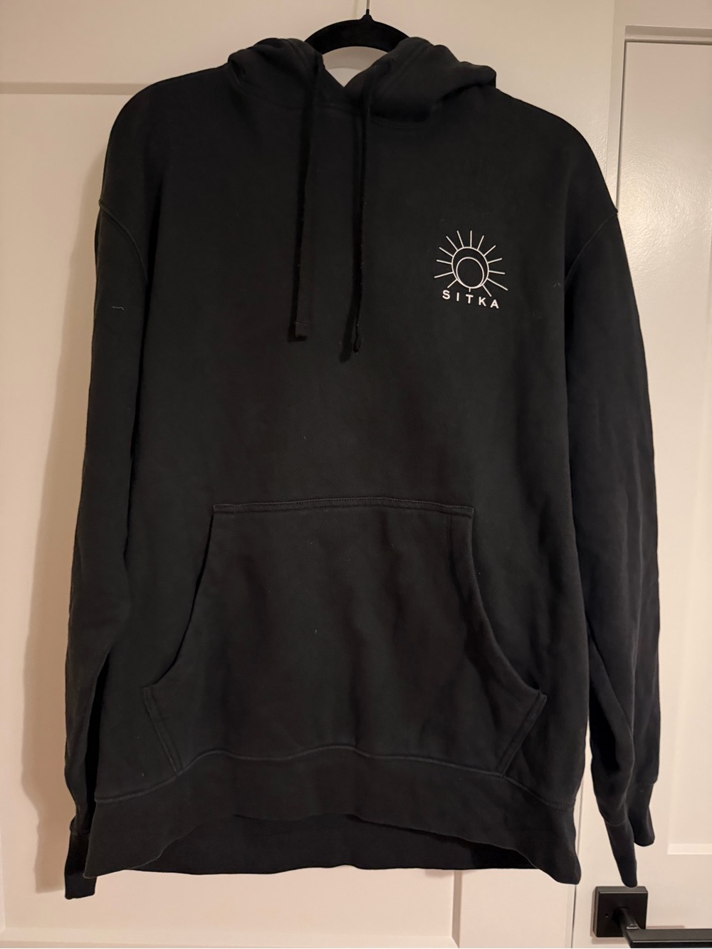 Sitka Men's Black Pullover Hoodie - Minimal Logo Comfort